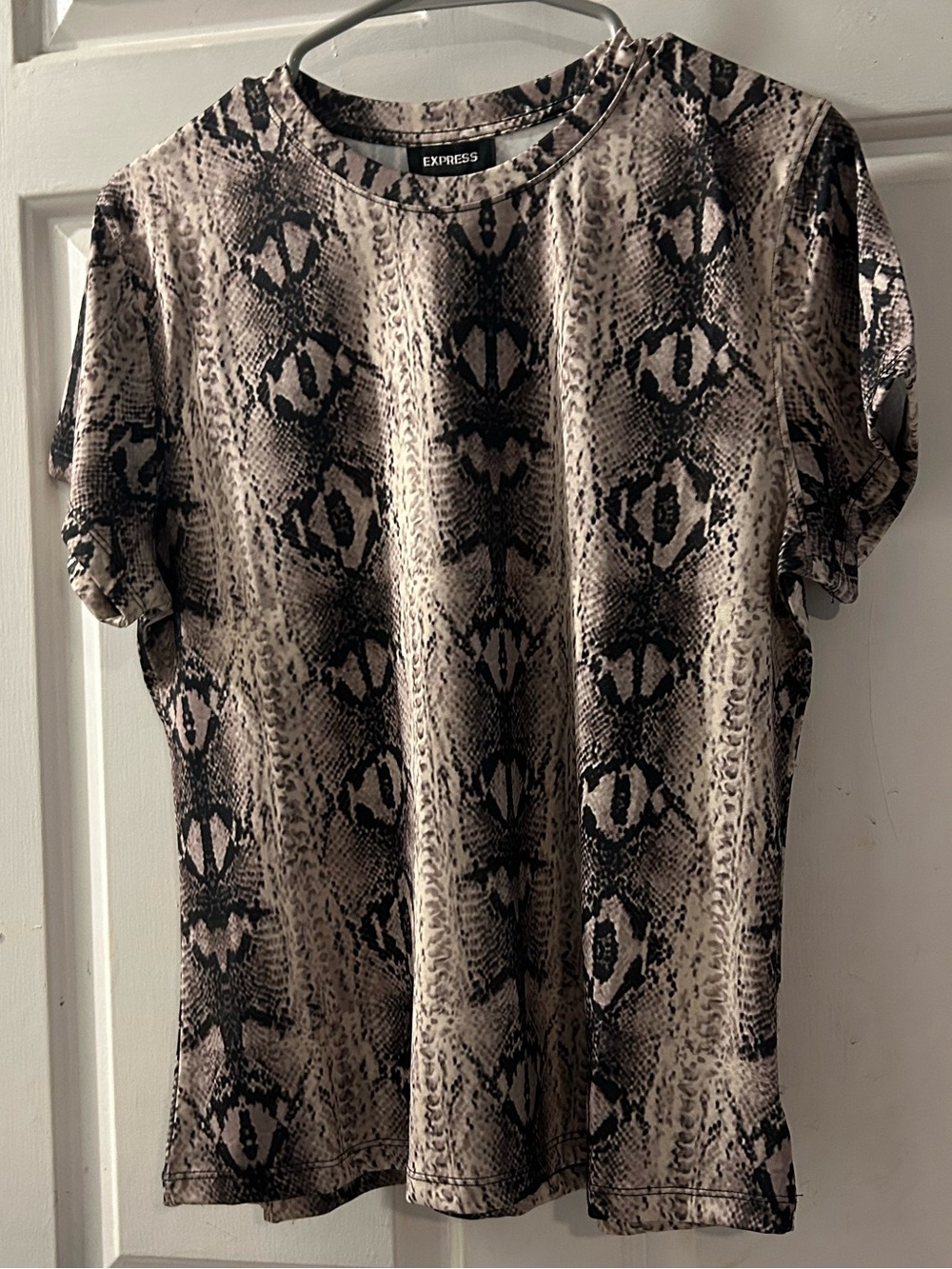 Guess Short Sleeve Snake-Print Tee in Beige and Black